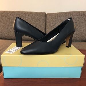 NIB Life Stride Claire Style Navy Pumps